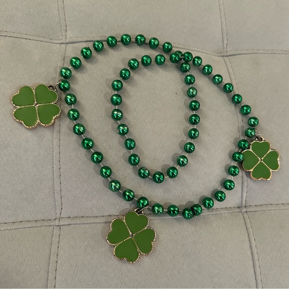 🎁 Bundle 4 Free! St. Patrick’s Day Themed Mardi Gras Beads Bundle - Picture 3 of 6